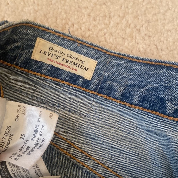 Levi’s 501 Jean Shorts. Light Wash. Slight Rips. Size 25 - Picture 3 of 3
